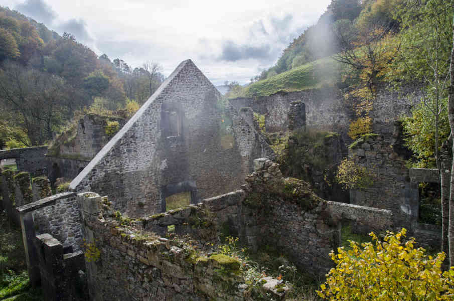 Comunidad Foral de Navarra 063 - Selva de Irati - antigua fábrica de municiones de Orbaizeta.jpg